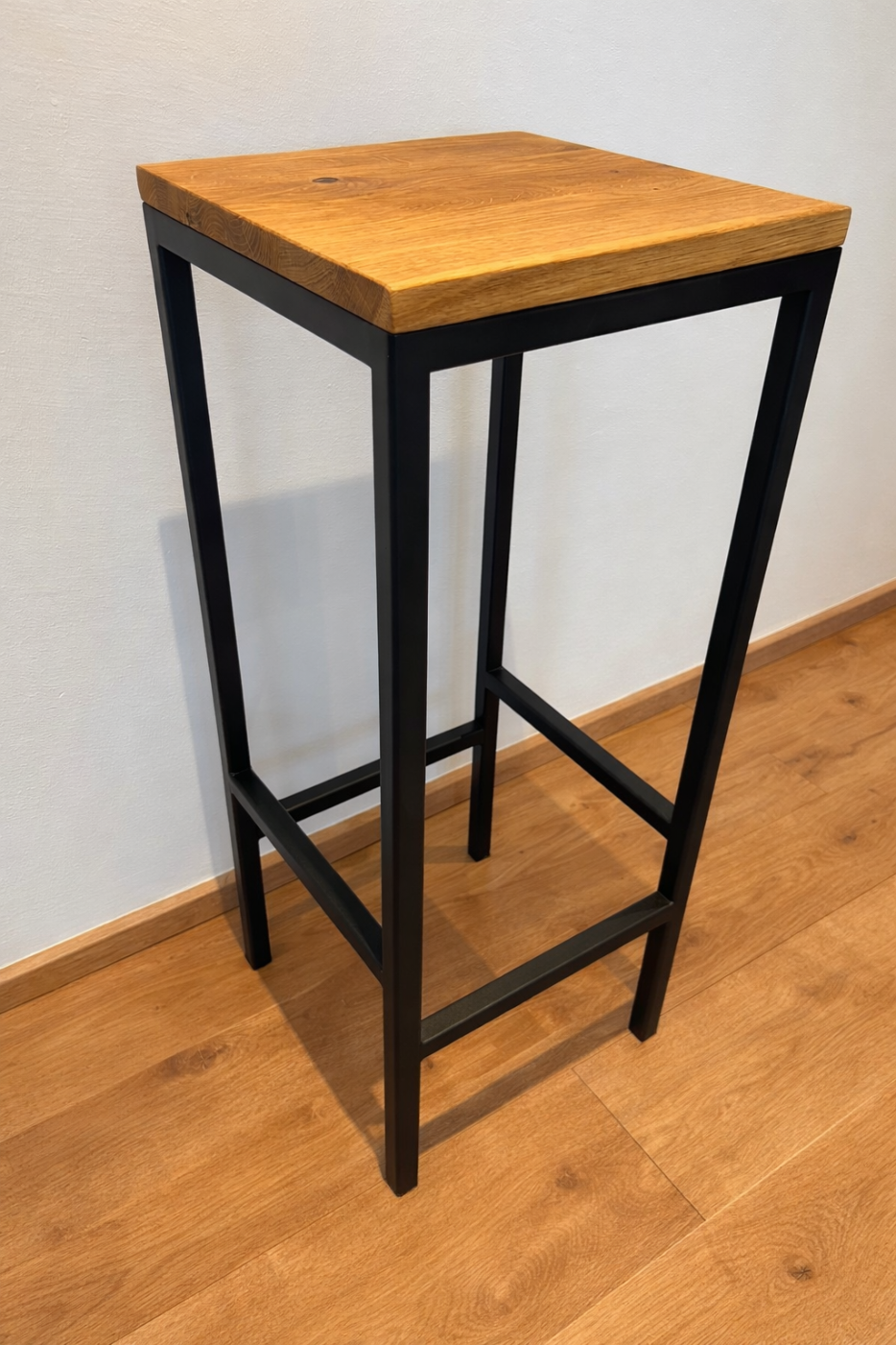 Barhocker aus Metall und Holz im Industrial Stil von EisenLiebe