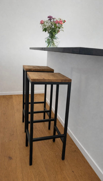 Barhocker aus Metall und Holz im Industrial Stil von EisenLiebe