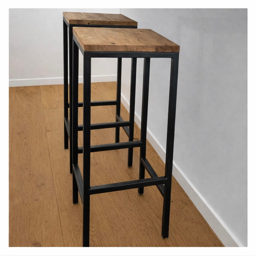 Minimalistischer Barhocker aus Metall und Holz