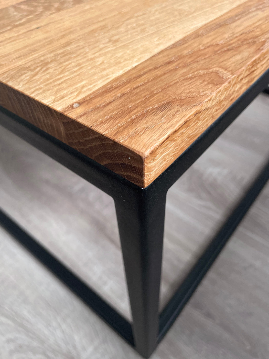 Couchtisch aus Holz und Metall im minimalistischen Design