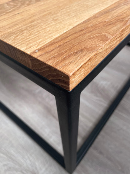 Couchtisch aus Holz und Metall im minimalistischen Design