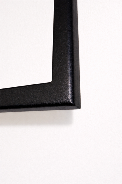 Schwarze Kleiderstange mit Deckenbefestigung