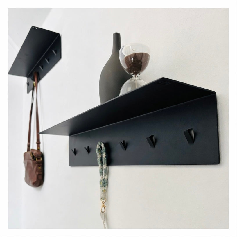 Minimalistische Garderobe aus Metall von EisenLiebe