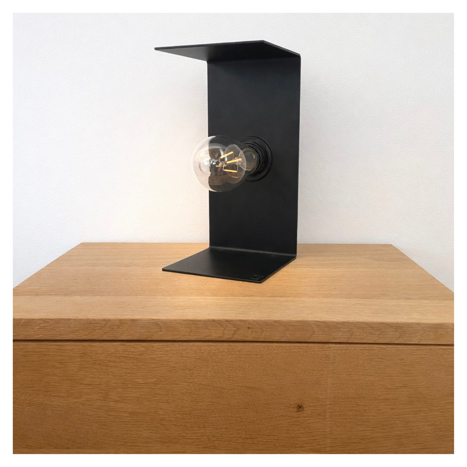 Schwarze Tischlampe aus Metall im minimalistischen Design
