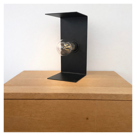 Schwarze Tischlampe aus Metall im minimalistischen Design