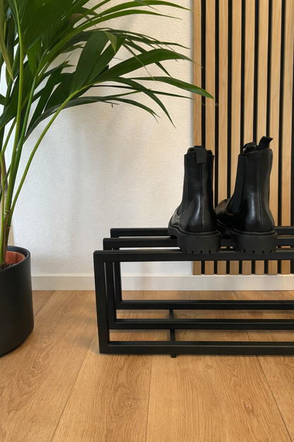 Modernes Schuhregal aus Stahl im Industrial Stil