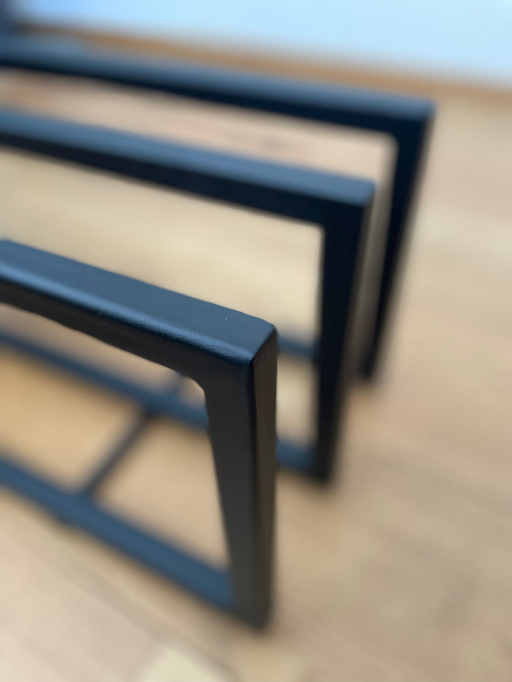 Schuhregal aus Metall im minimalistischen Design