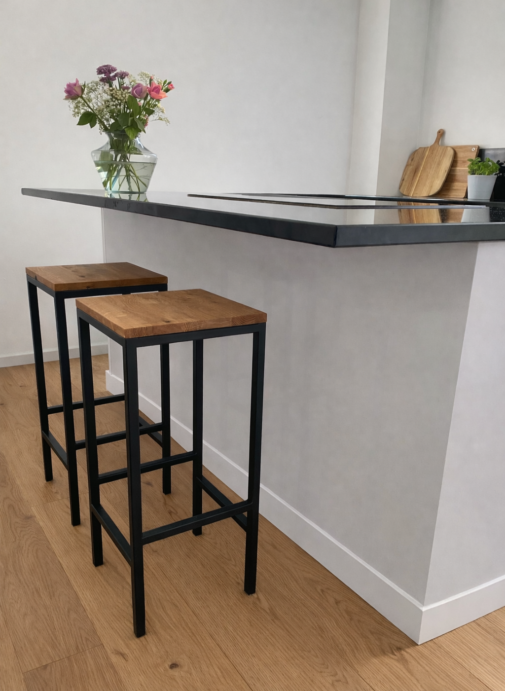Barhocker aus Metall und Holz im Industrial Stil von EisenLiebe