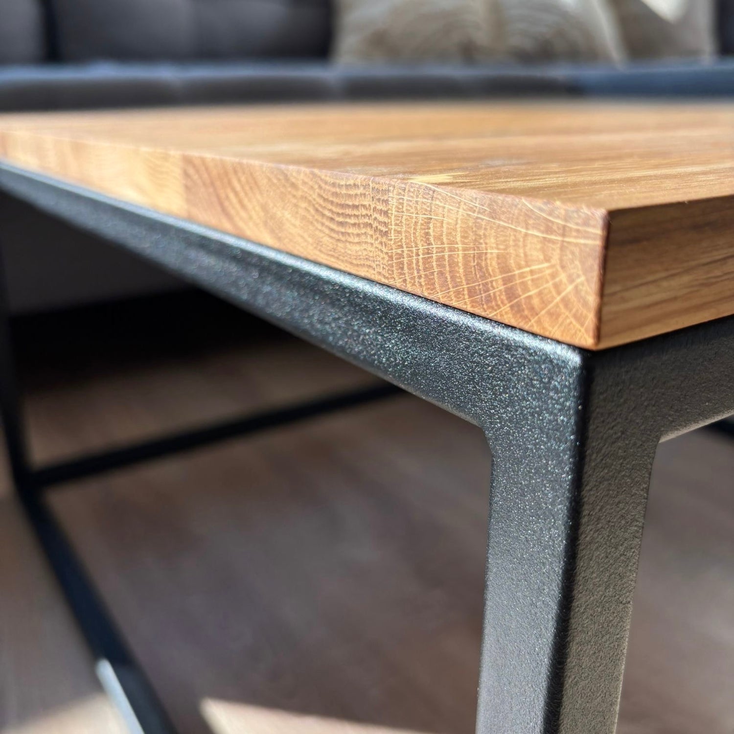 Minimalistischer Couchtisch aus Metall und Holz