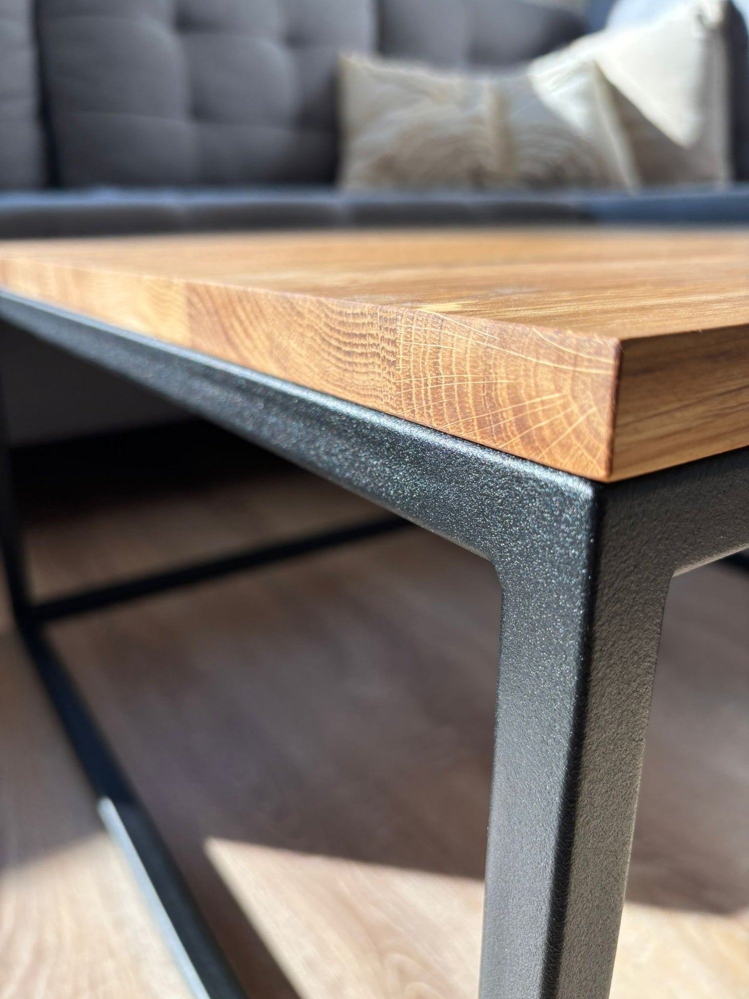 Minimalistischer Couchtisch aus Metall und Holz